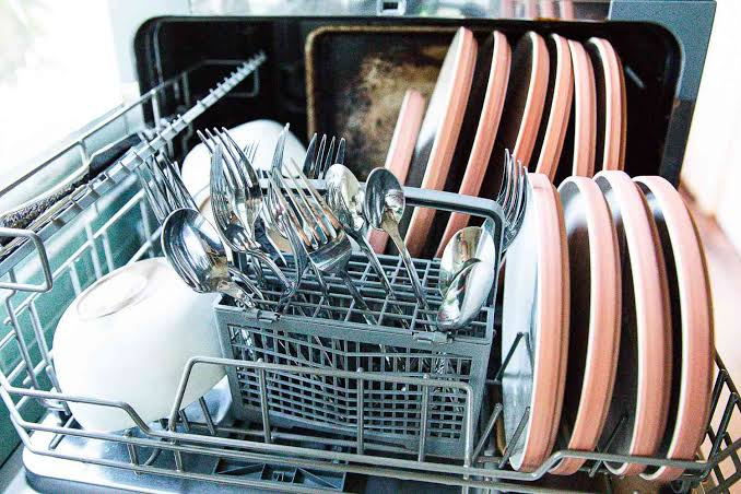 تنظيف سلة الأدوات ورشاشات الماء سلة الملاعق والشوك داخل غسالة الصحون بعد التنظيف - dishwasher cutlery basket after cleaning