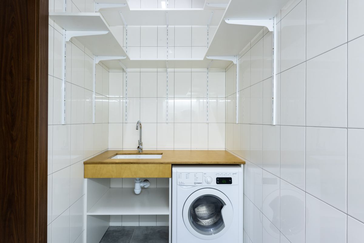 غسالة ملابس أمامية وتوصيلات غرفة الغسيل — front-load washer and home laundry installation